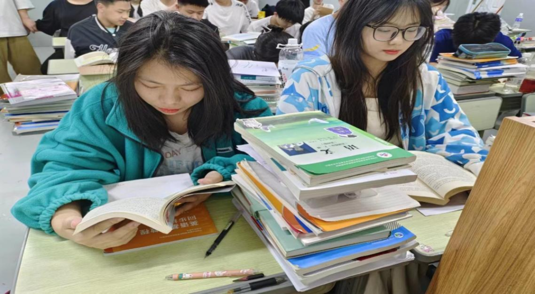 读书月活动——《好书同读》主题班会