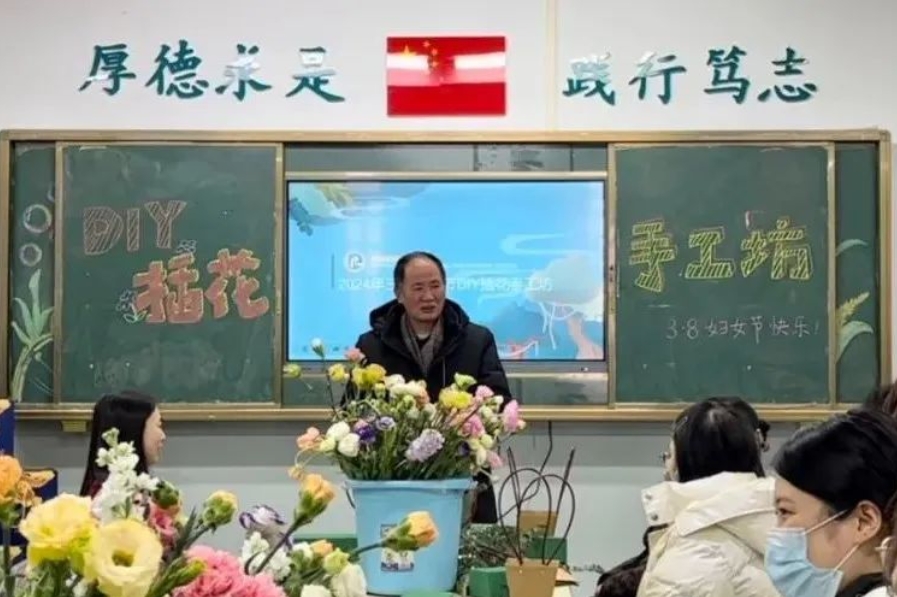 诗意花艺，芳华绽放——2024年武汉榕霖职业技术学校DIY插花手工坊