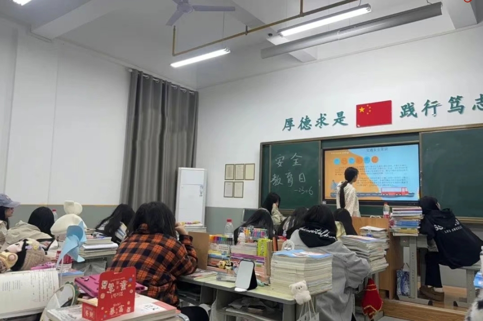 共筑安全防线，守护青春成长 —— 武汉榕霖职业技术学校安全教育班会活动纪实